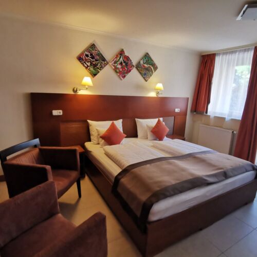 Apartman pro 4 os. se 2 ložnicemi s výhledem do dvora na poschodí