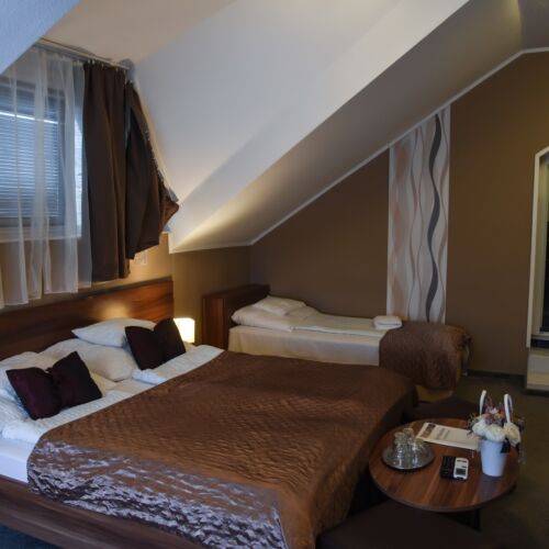 Camera cvadrupla classic la etaj