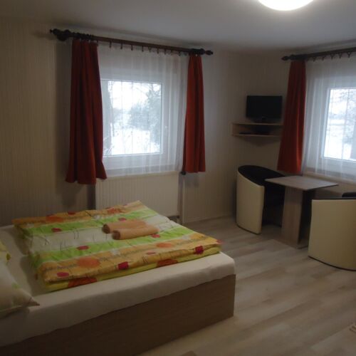 Doppelzimmer mit Badezimmer und Aussicht auf den Garten