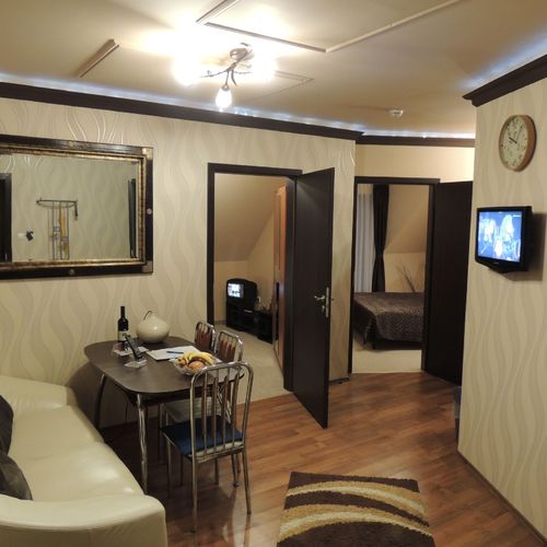 Camera cvadrupla lux cu balcon