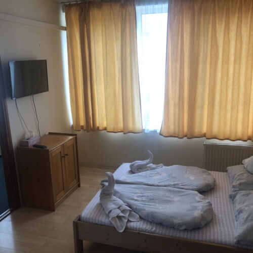 Camera tripla la etaj cu vedere spre curte