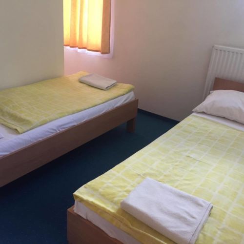 Camera cvadrupla family cu vedere spre curte