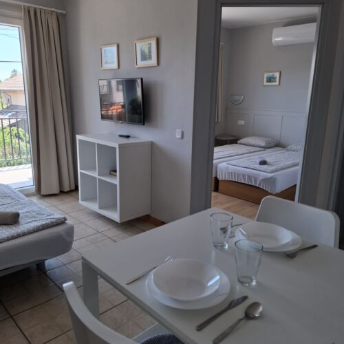 Apartman s balkónem pro 4 os. se 2 ložnicemi na poschodí