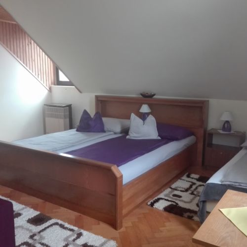 Emeleti fürdőszobás négyágyas szoba