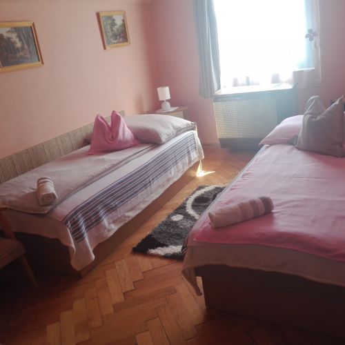 Emeleti fürdőszobás ötágyas szoba