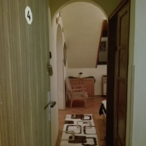 Emeleti fürdőszobás ötágyas szoba