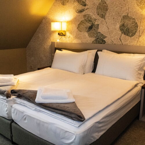 Camera single superior la etaj