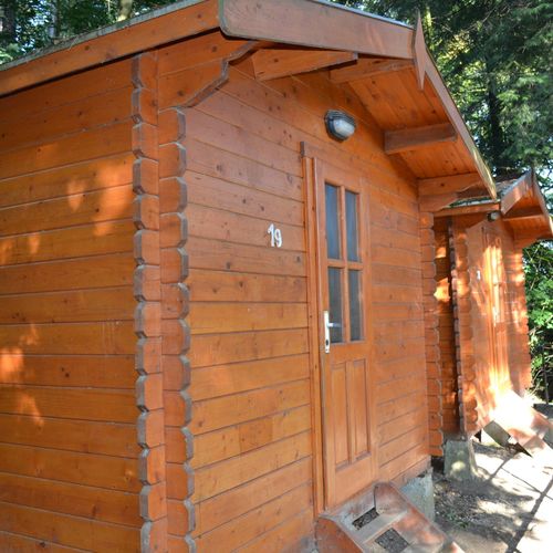 Camera cvadrupla fara grup sanitar cu vedere spre gradina