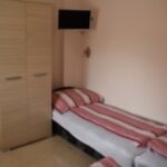 Kertre néző földszintes 2 fős apartman 1 hálótérrel (pótágyazható)