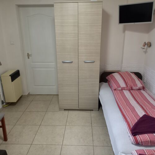 Apartament la parter cu vedere spre grădină cu 1 camera pentru 2 pers. (se poate solicita pat suplimentar)