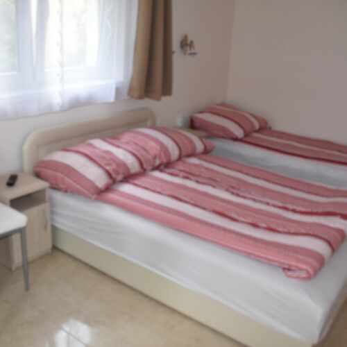 Apartament la parter cu vedere spre grădină cu 1 camera pentru 3 pers.