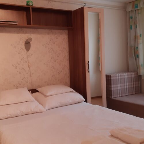 Udvarra néző földszintes 2 fős apartman 1 hálótérrel