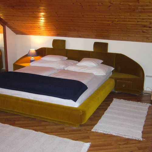 Classic Pokoj s koupelnou s manželskou postelí