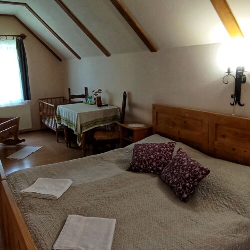 Pokój 4-osobowy na piętrze z widokiem na ogród (możliwa dostawka)