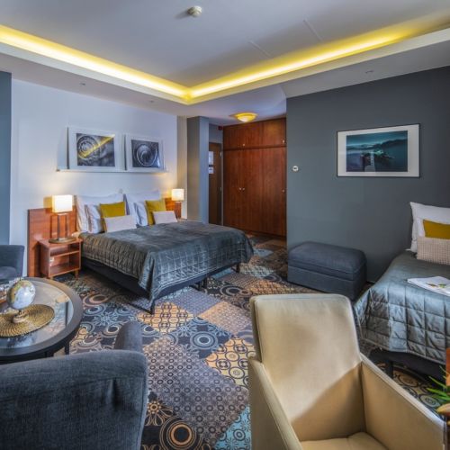 Camera tripla standard la parter