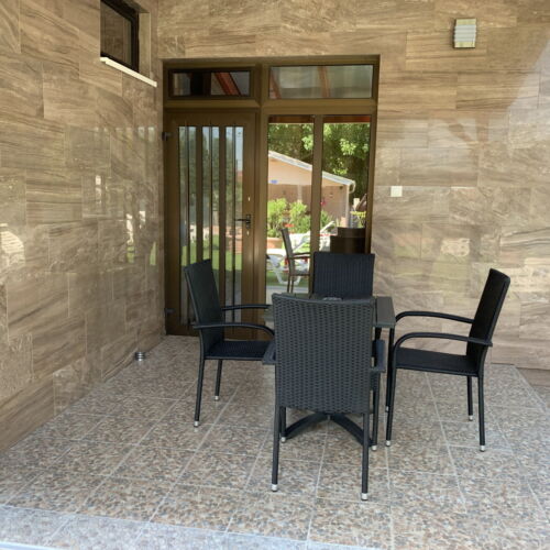 Apartament 4-osobowy na parterze pokój od strony basenu z 2 pomieszczeniami sypialnianymi