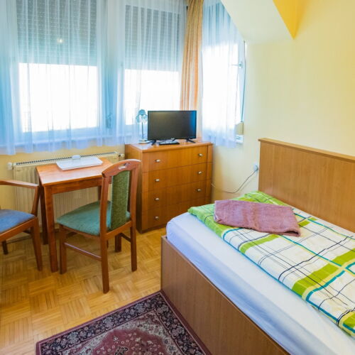 Udvarra néző egyágyas szoba