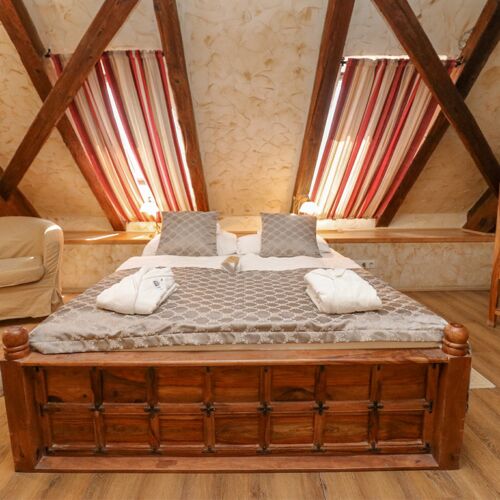 Camera dubla conac la mansarda