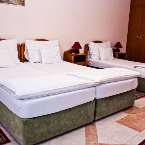 Camera tripla la etaj