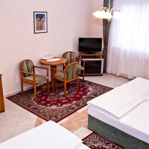 Camera cvadrupla la etaj