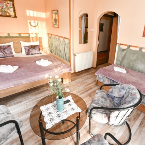 Camera tripla standard la etaj (se poate solicita pat suplimentar)