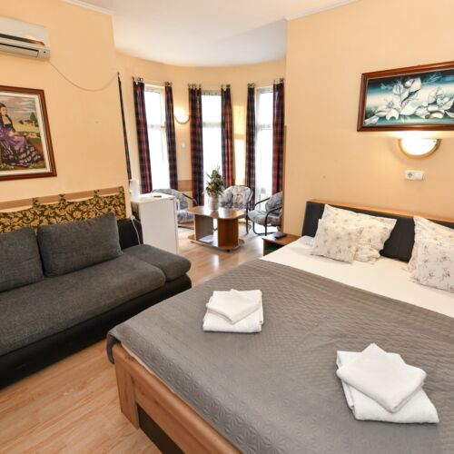 Camera cvadrupla classic la etaj