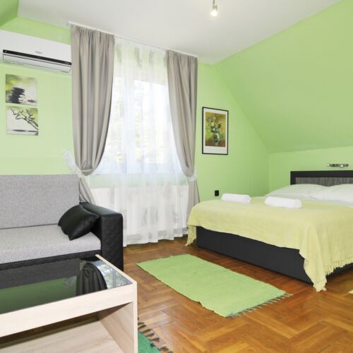 Camera cvadrupla superior cu balcon