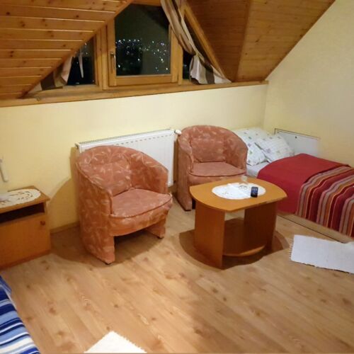 Camera twin cu panoramă cu vedere spre oraș