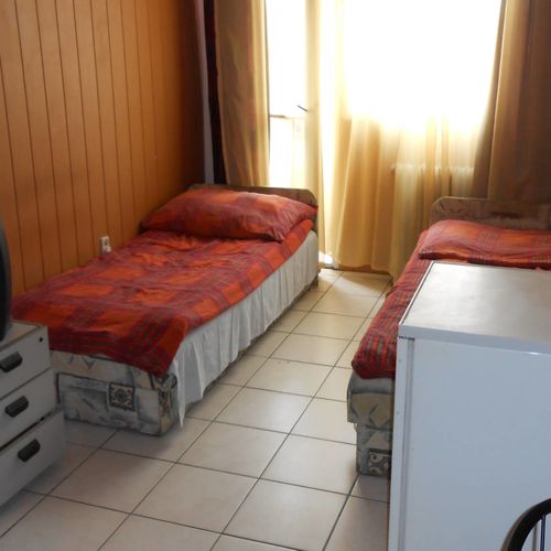 Tourist Dreibettzimmer mit Aussicht auf den Hof