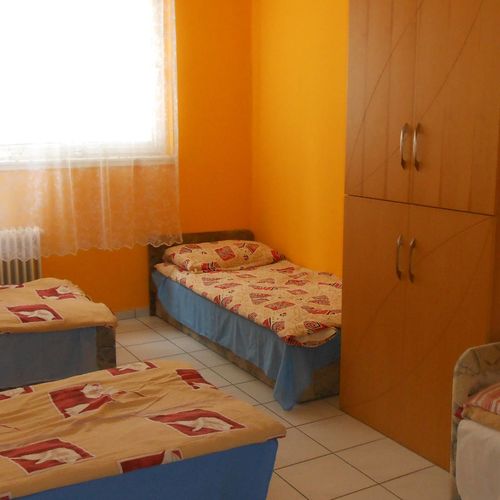 Tourist Vierbettzimmer mit Aussicht auf den Hof