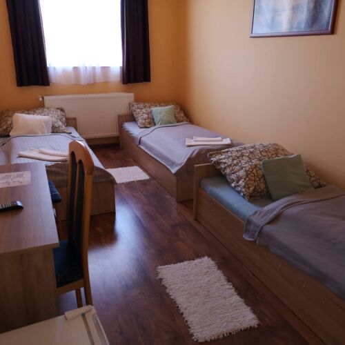 Camera tripla cu panoramă cu vedere spre oraș