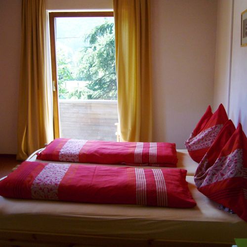 Zweibettzimmer Obergeschoss mit Aussicht auf die Berge