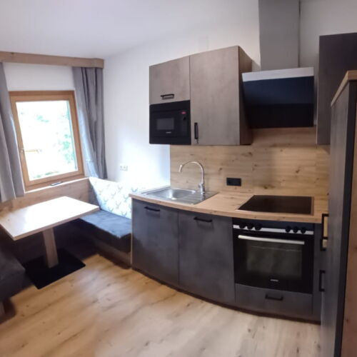 Apartman pro 3 os. s 1 ložnicí s výhledem do zahrady na poschodí