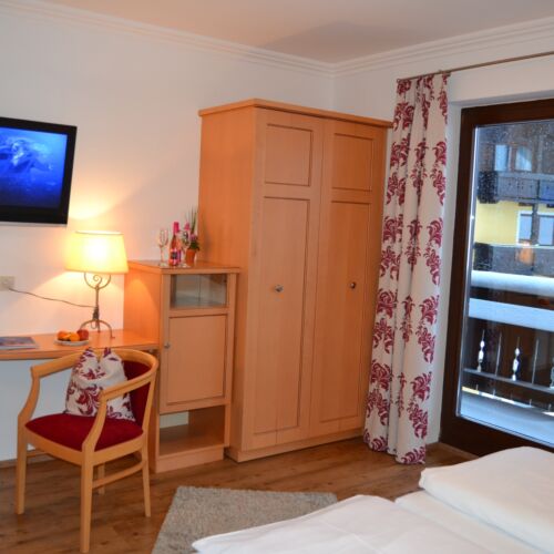 Camera tripla cu baie cu vedere spre munte