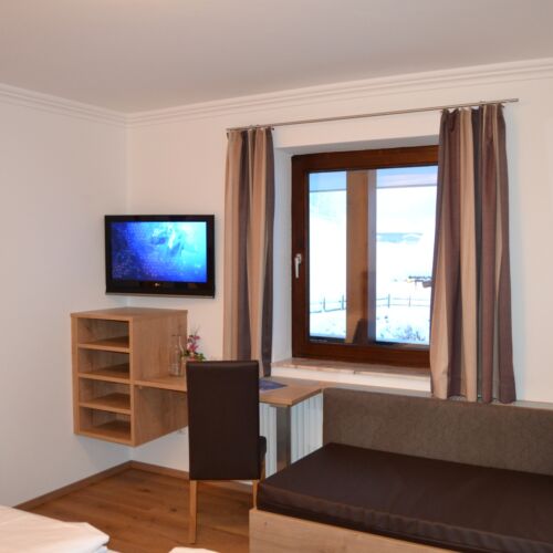 Camera cvadrupla cu balcon cu baie (se poate solicita pat suplimentar)