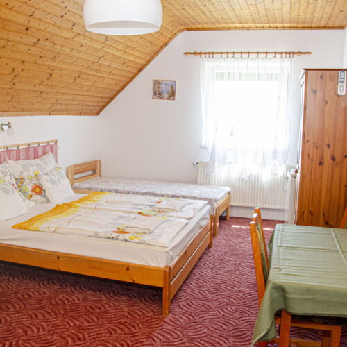 Pokój 4-osobowy na poddaszu z panoramą (możliwa dostawka)