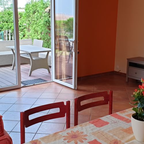 Apartament 6-osobowy na parterze z widokiem na jezioro z 3 pomieszczeniami sypialnianymi (możliwa dostawka)