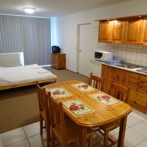 2-Zimmer-Apartment für 4 Personen mit Terasse und Eigener Küche (Zusatzbett möglich)