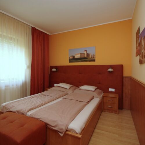 Apartman s manželskou postelí s 1 ložnicí s výhledem do dvora na přízemí