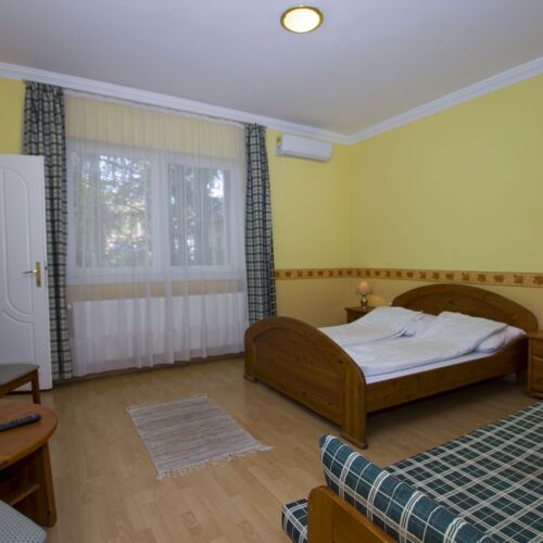 Standard Vierbettzimmer mit Badezimmer