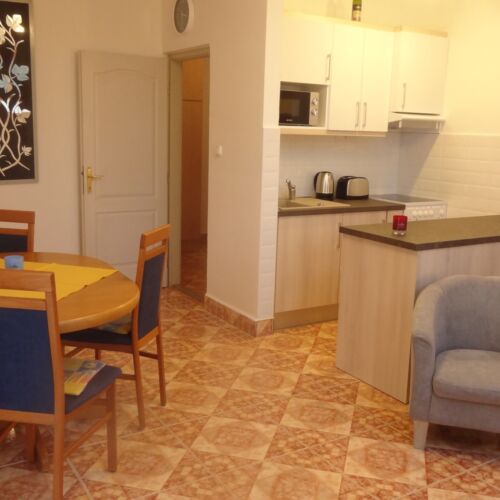 Apartament superior cu balcon cu 2 camere pentru 4 pers.