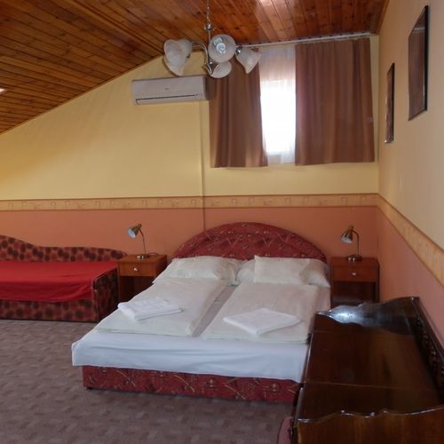 Apartament la etaj a cu 1 camera pentru 2 pers. (se poate solicita pat suplimentar)