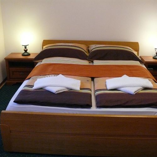 Apartament family la parter cu 1 camera pentru 5 pers. (se poate solicita pat suplimentar)