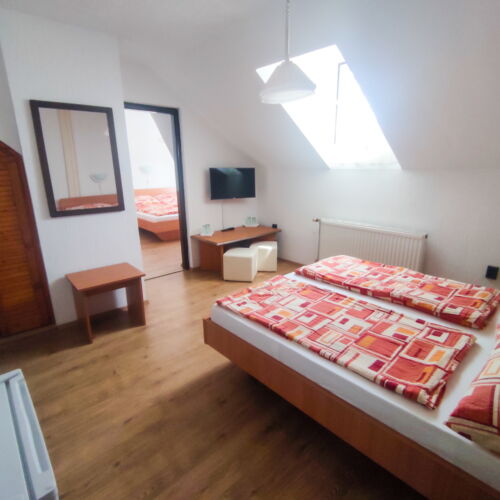 Camera cvadrupla cu baie cu aer condiționat