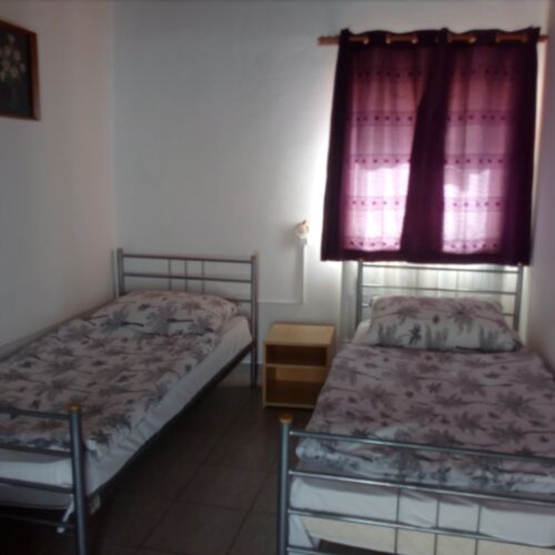 Udvarra néző Standard háromágyas szoba