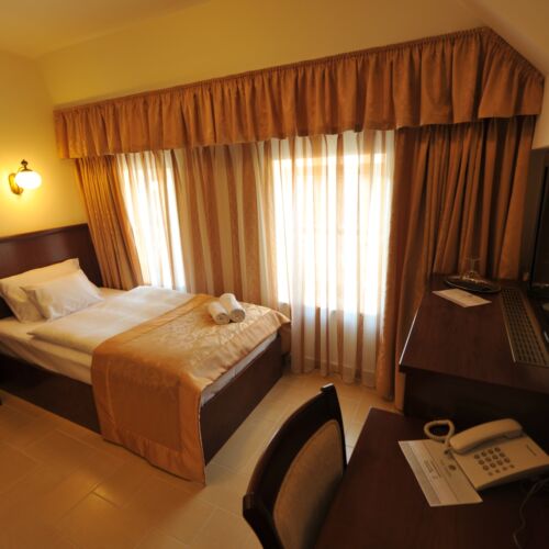 Camera single standard la mansardă