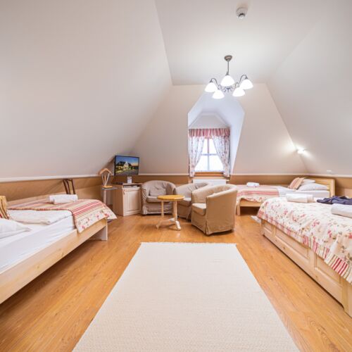 Camera cvadrupla la etaj cu aer conditionat