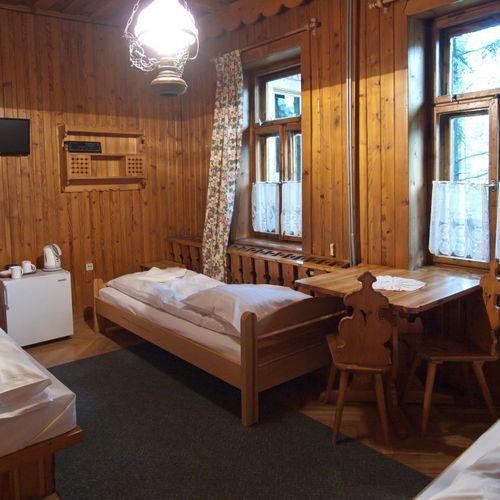 Camera tripla standard cu grup sanitar