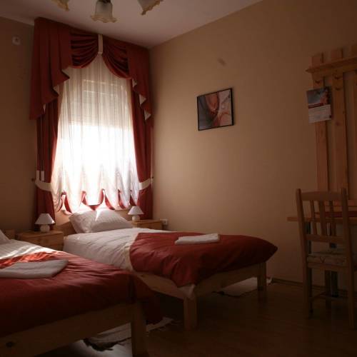 Camera cvadrupla standard la etaj