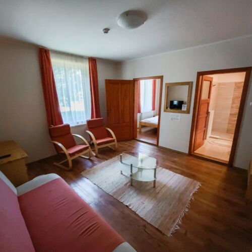 Camera tripla familial(ă)